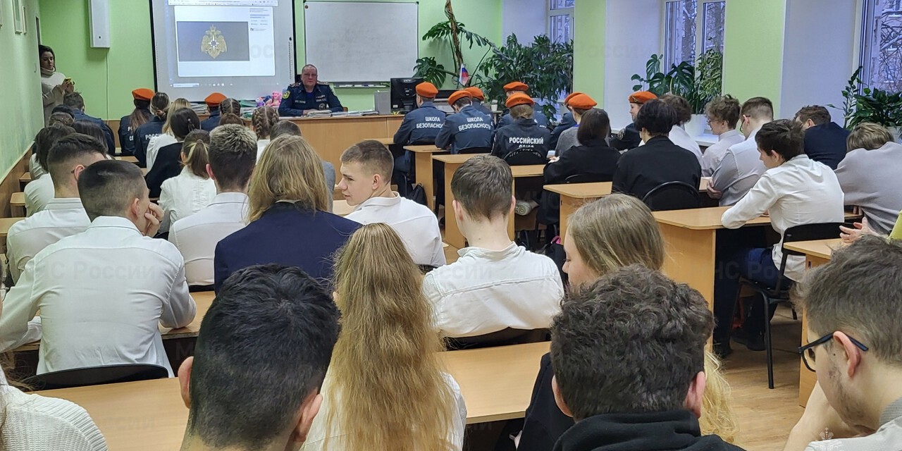 Сотрудники МЧС России проводят со старшеклассниками занятия по профориентации